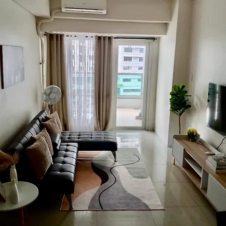 Cozy 1-Bedroom Condo With Balcony In Makati